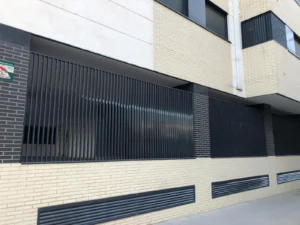 valla metalica negra para vivienda moderna con diseño minimalista