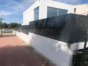 cerramiento de parcela con panel metalico opaco y diseño moderno