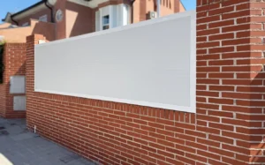 cerramiento exterior con lamas metalicas verticales en edificio