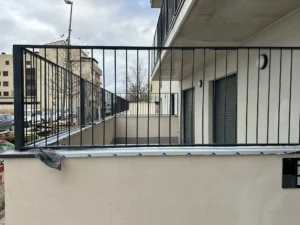 cerramiento de terraza con estructura metalica y malla de seguridad