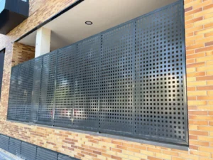 cerramiento metalico moderno con chapa perforada en fachada de edificio